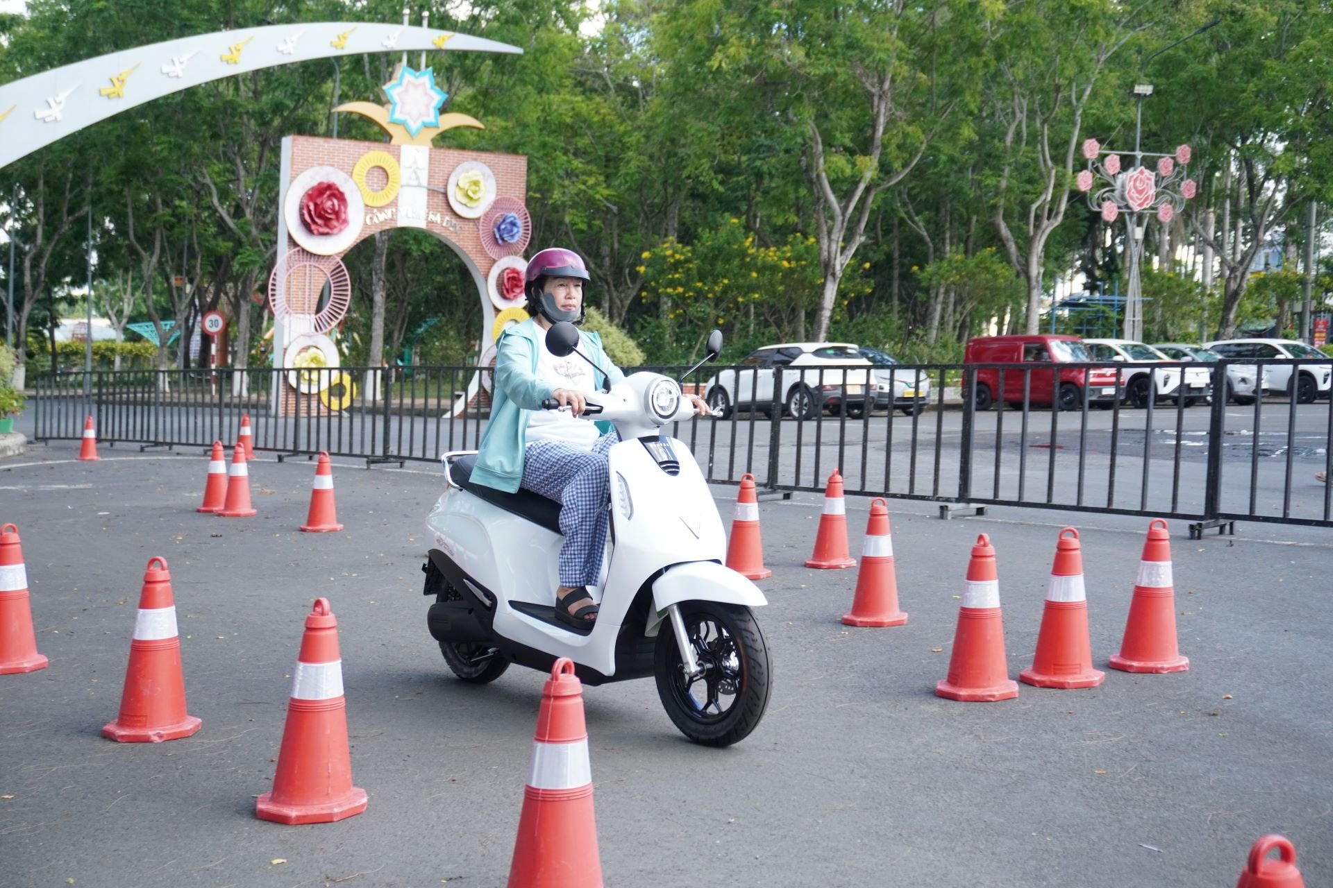 26-1779760538-vinfast-evo-lite-chiem-song-tai-ngay-hoi-doi-xang-lay-dien-thu-hut-hang-tram-luot-lai-thu