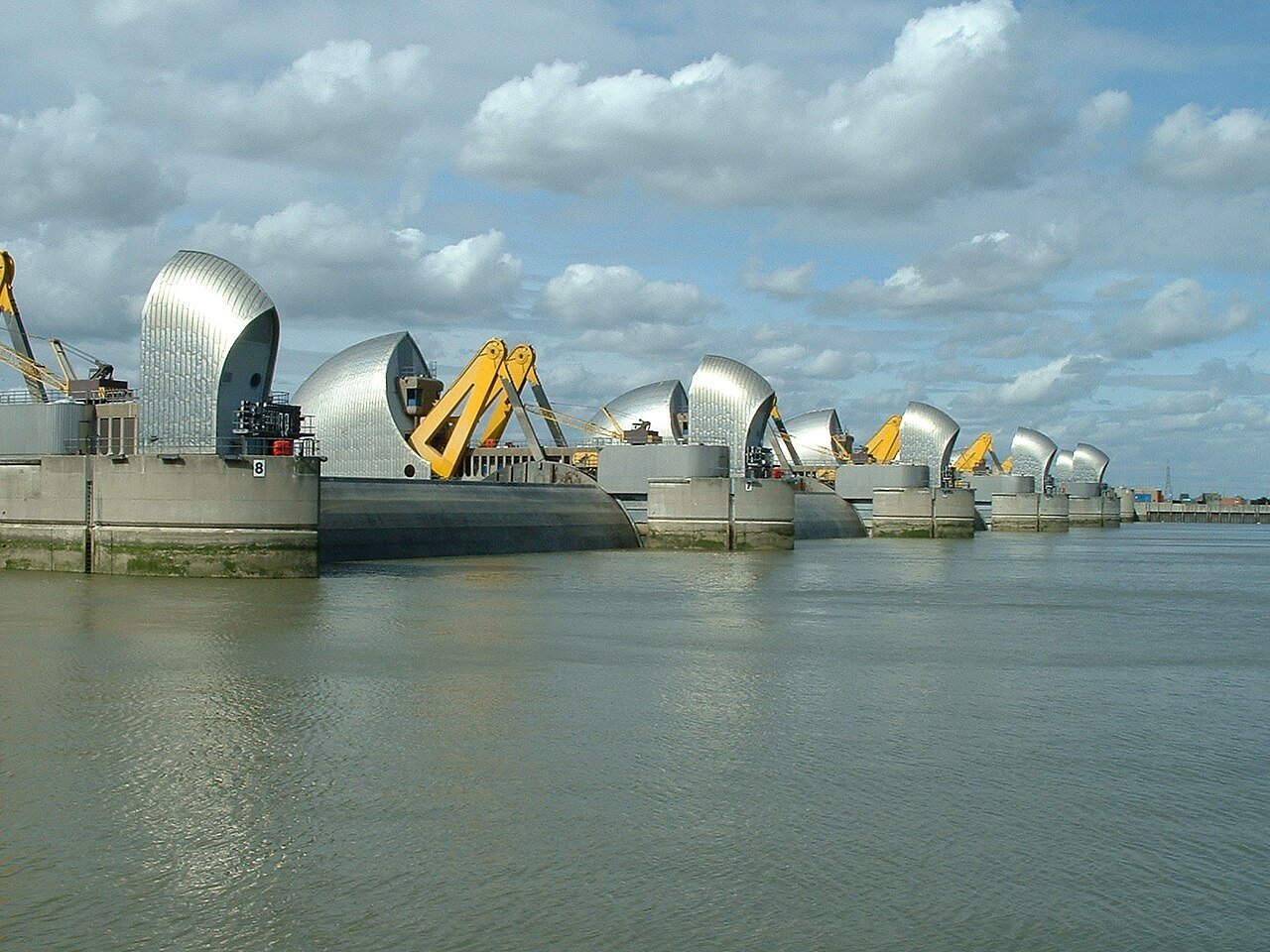 03-1780479392-bai-hoc-quy-hoach-kien-truc-va-ky-thuat-xay-dung-khi-tai-thiet-du-an-ven-song-thames