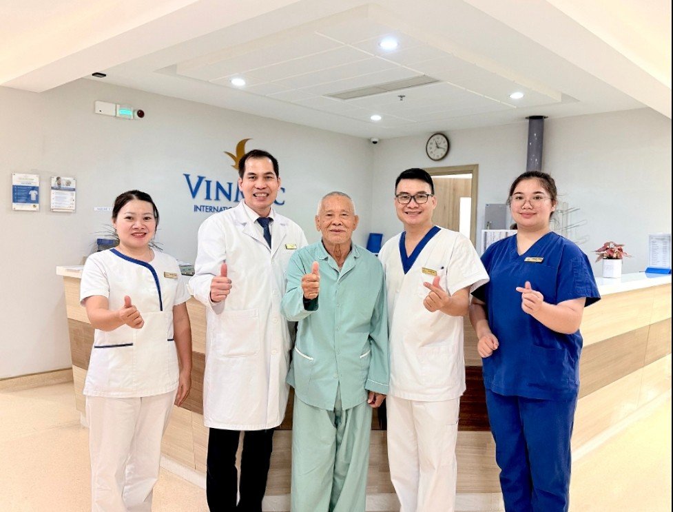 10-1781096124-vinmec-ha-long-cuu-cu-ong-89-tuoi-thoat-nguy-co-suy-than-bang-noi-soi-it-xam-lan