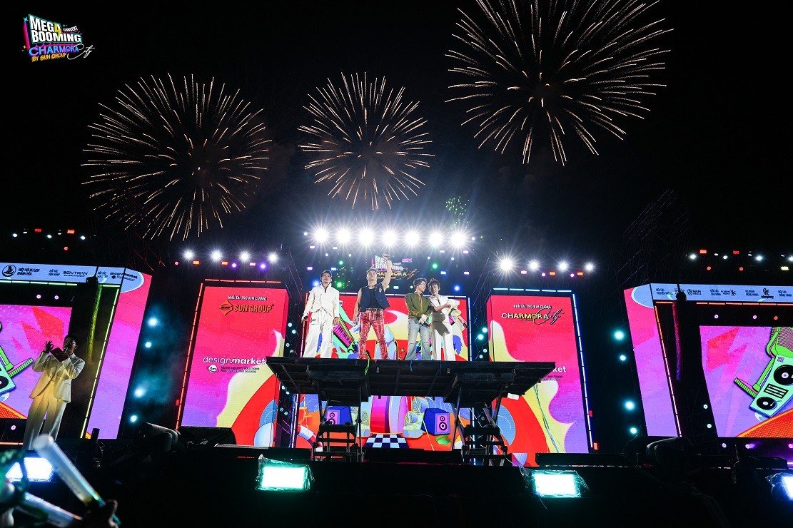 15-1781507454-mega-booming-charmora-city-am-nhac-dinh-cao-va-phao-hoa-man-nhan-lam-nuc-long-nguoi-ham-mo