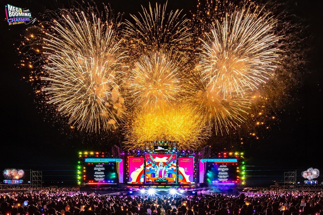 15-1781507480-mega-booming-charmora-city-am-nhac-dinh-cao-va-phao-hoa-man-nhan-lam-nuc-long-nguoi-ham-mo