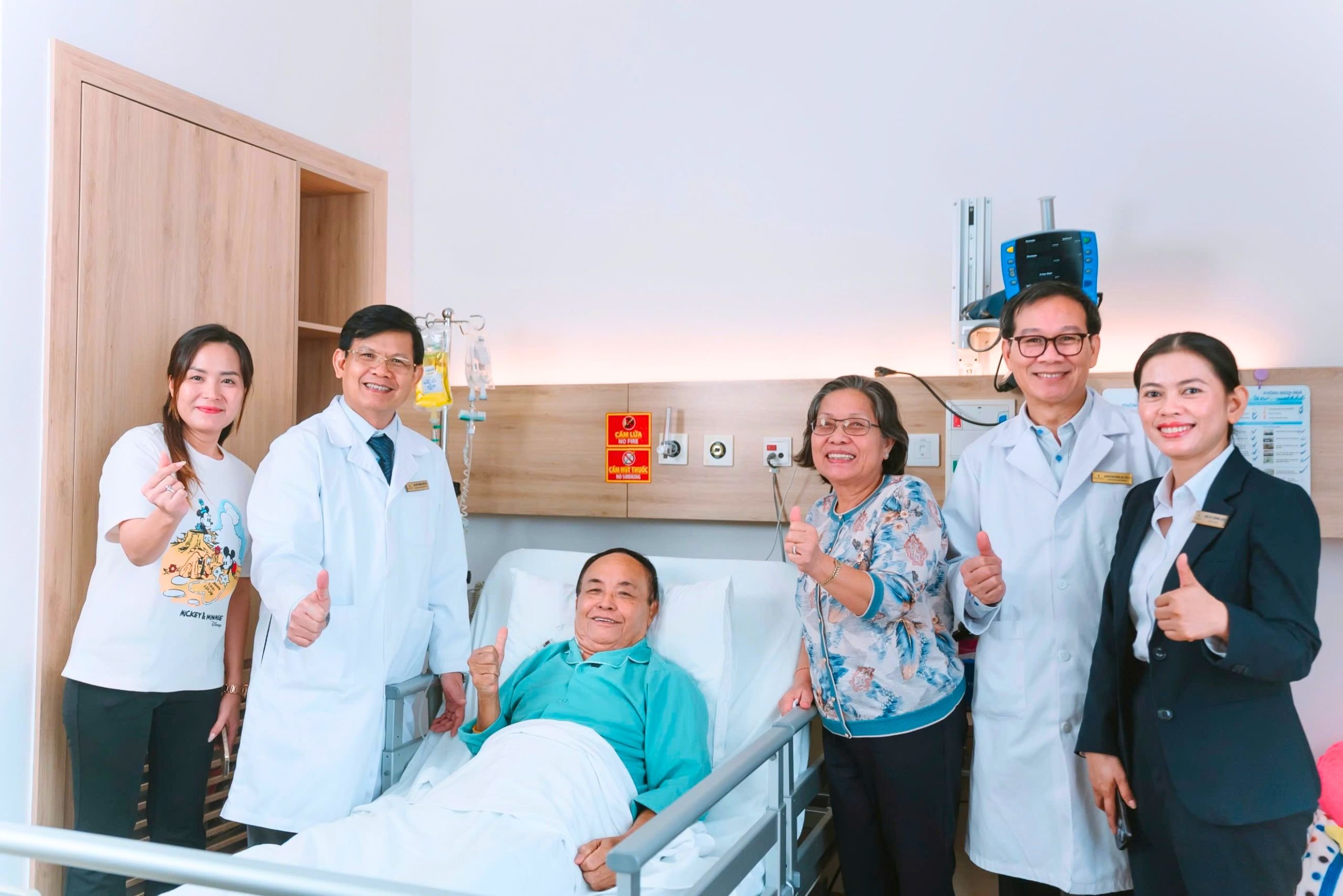 02-1782978599-vinmec-central-park-phau-thuat-noi-soi-cat-gan-thanh-cong-cho-benh-nhan-campuchia-mac-ung-thu