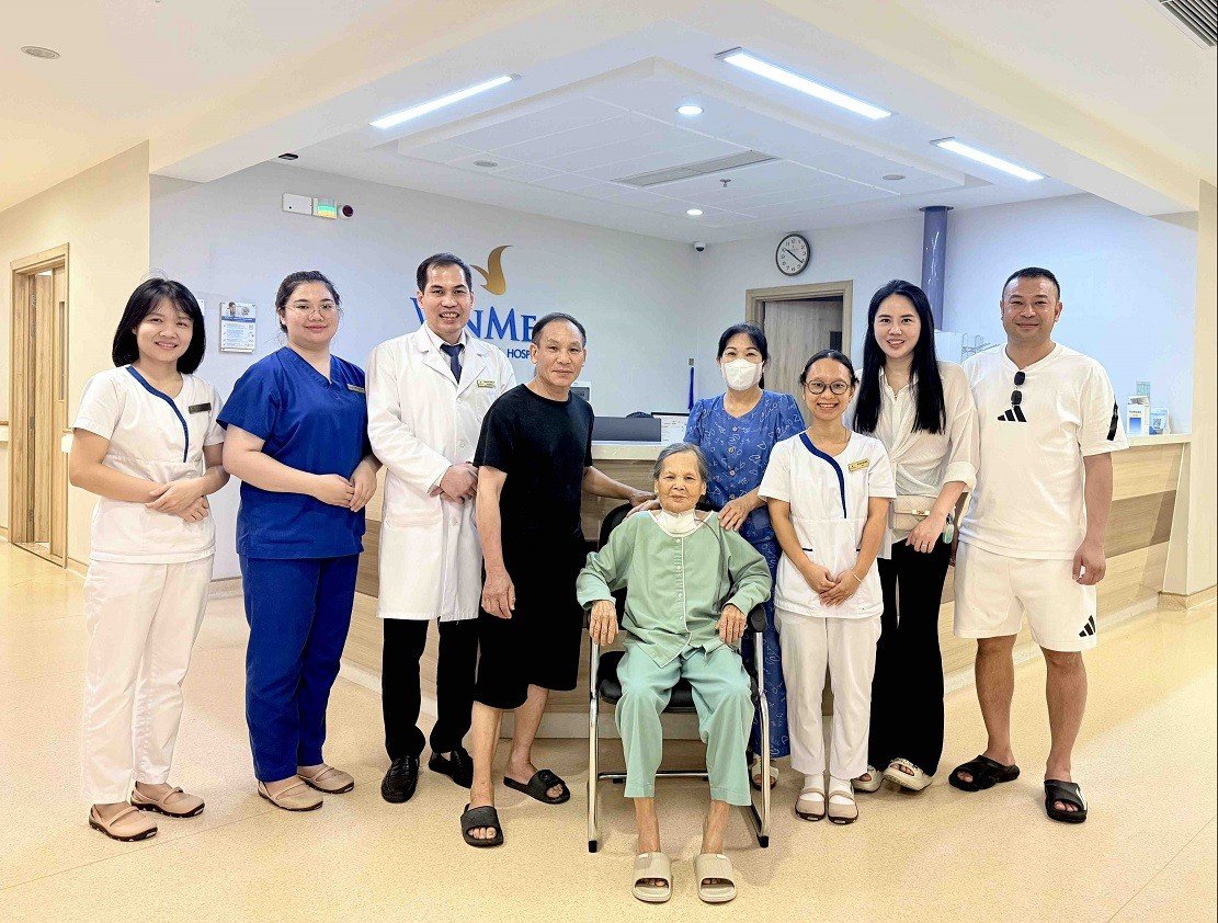 07-1783437583-cu-ba-88-tuoi-lan-dau-tien-duoc-hit-tho-binh-thuong-sau-18-nam-mang-khoi-u-giap-khong-lo