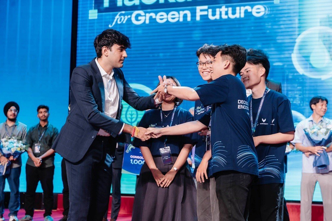 09-1783566657-hanh-trinh-chinh-phuc-ngoi-quan-quan-cua-asian-hackathon-for-green-future-2026