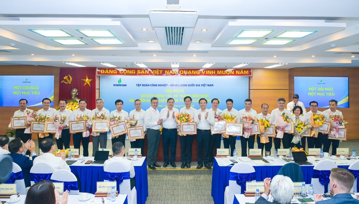 10-1783653675-pho-thu-tuong-thuong-truc-chinh-phu-pham-gia-tuc-petrovietnam-dong-gop-quan-trong-vao-on-dinh-kinh-te-vi-mo-bao-dam-cac-can-doi-lon-cua-nen-kinh-te