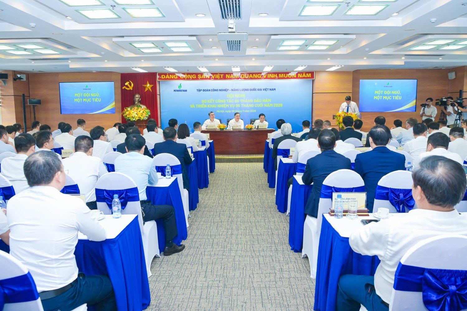 10-1783653675-pho-thu-tuong-thuong-truc-chinh-phu-pham-gia-tuc-petrovietnam-dong-gop-quan-trong-vao-on-dinh-kinh-te-vi-mo-bao-dam-cac-can-doi-lon-cua-nen-kinh-te