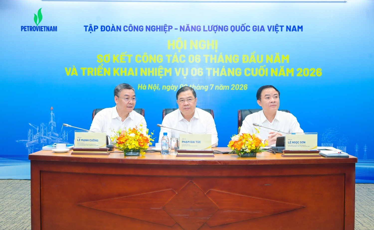 10-1783653675-pho-thu-tuong-thuong-truc-chinh-phu-pham-gia-tuc-petrovietnam-dong-gop-quan-trong-vao-on-dinh-kinh-te-vi-mo-bao-dam-cac-can-doi-lon-cua-nen-kinh-te