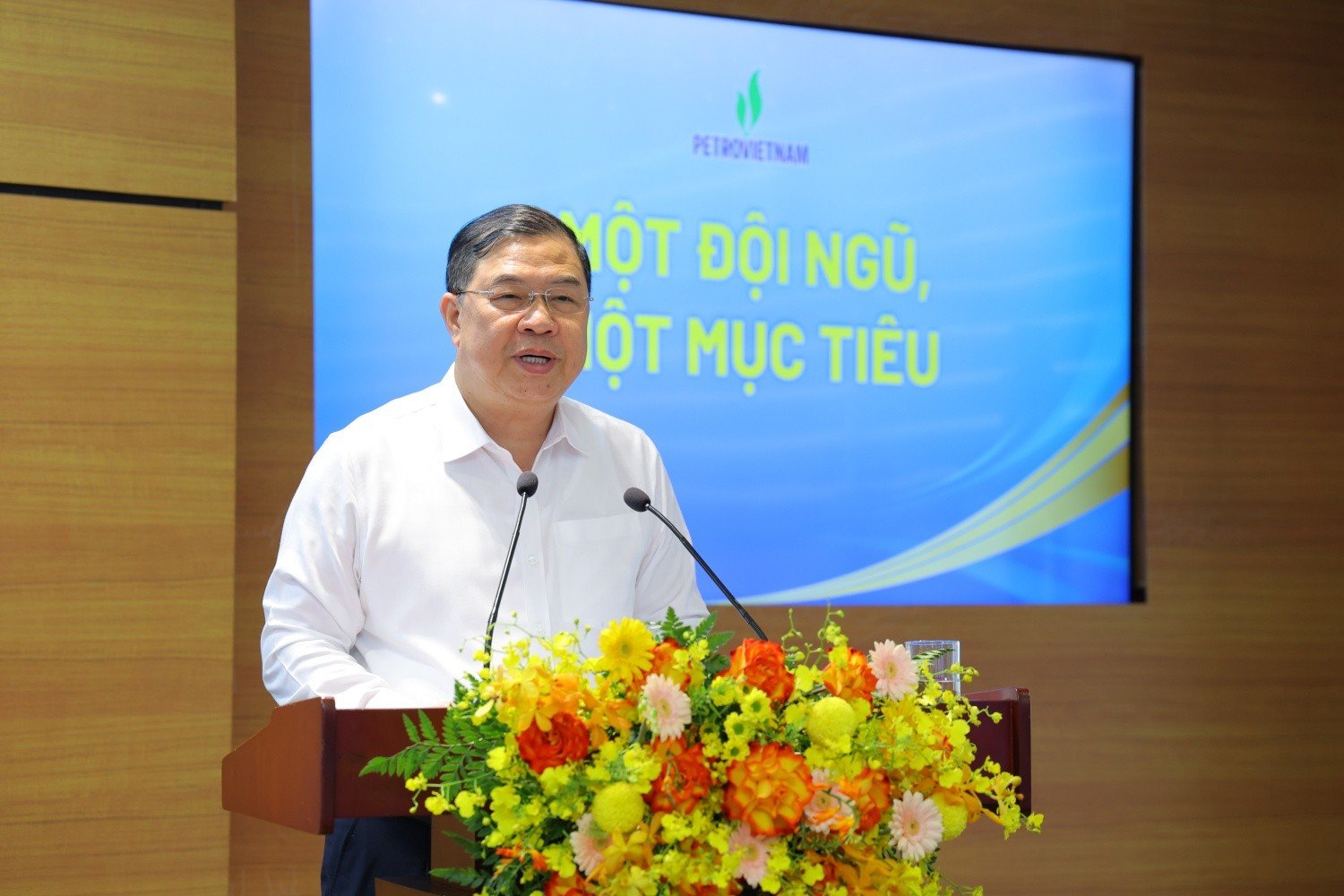 10-1783653676-pho-thu-tuong-thuong-truc-chinh-phu-pham-gia-tuc-petrovietnam-dong-gop-quan-trong-vao-on-dinh-kinh-te-vi-mo-bao-dam-cac-can-doi-lon-cua-nen-kinh-te