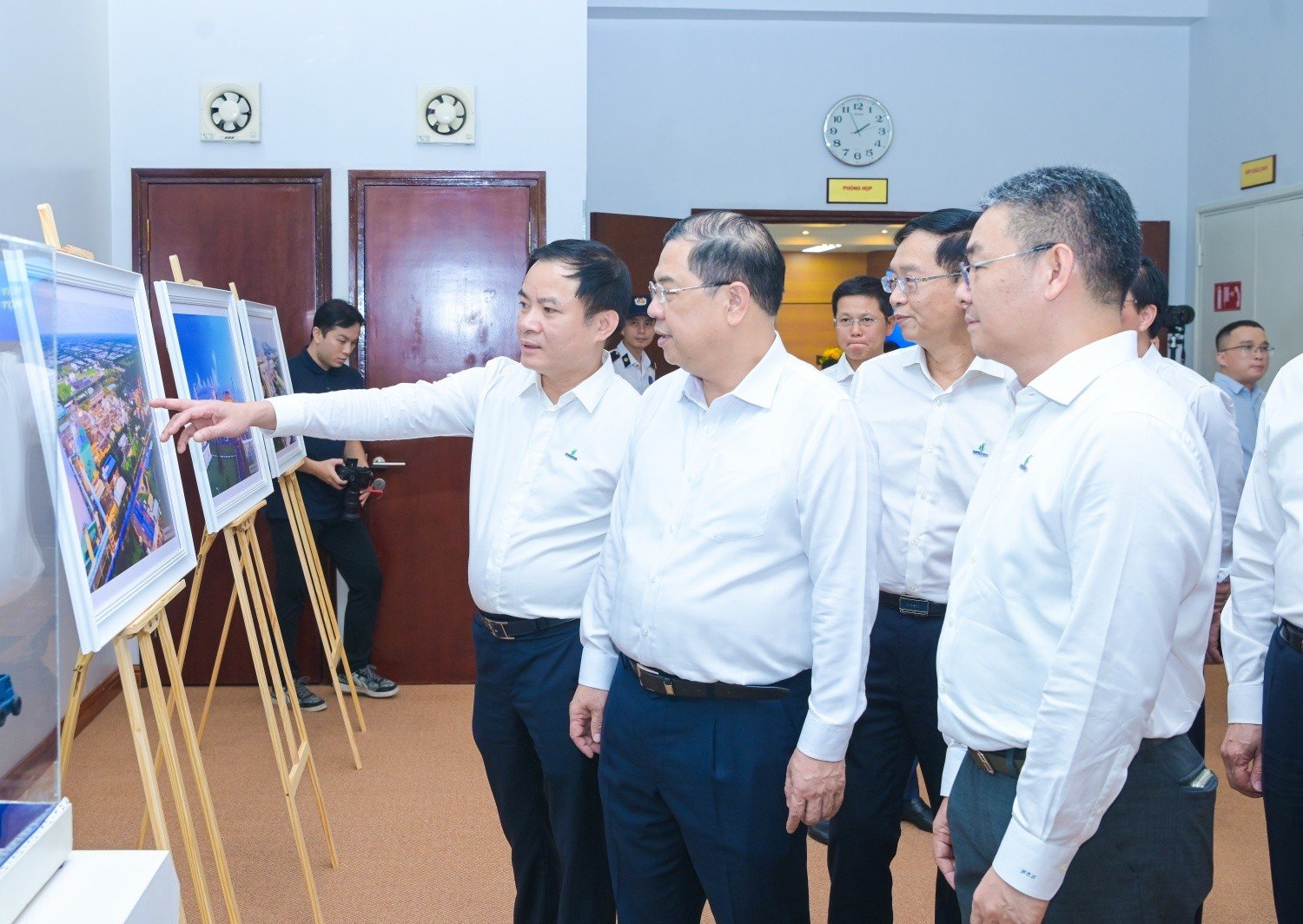 10-1783653676-pho-thu-tuong-thuong-truc-chinh-phu-pham-gia-tuc-petrovietnam-dong-gop-quan-trong-vao-on-dinh-kinh-te-vi-mo-bao-dam-cac-can-doi-lon-cua-nen-kinh-te
