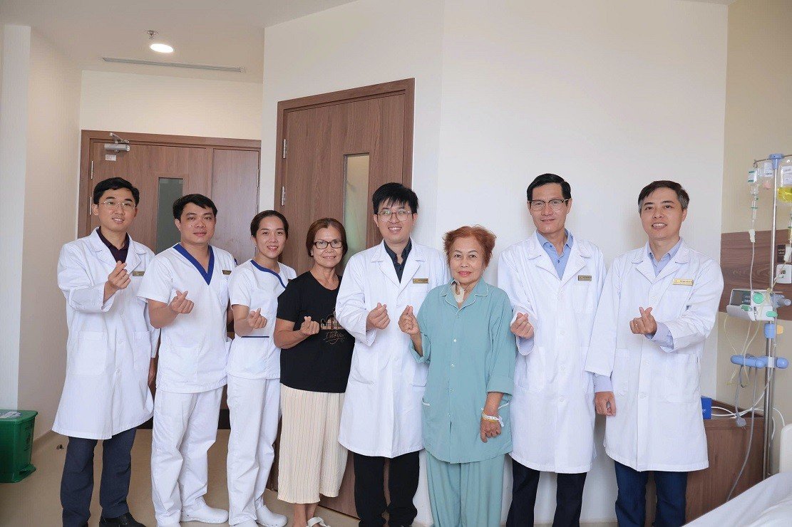 13-1783947492-vinmec-can-tho-cuu-benh-nhan-75-tuoi-co-khoi-u-gan-lon-gan-bang-qua-buoi