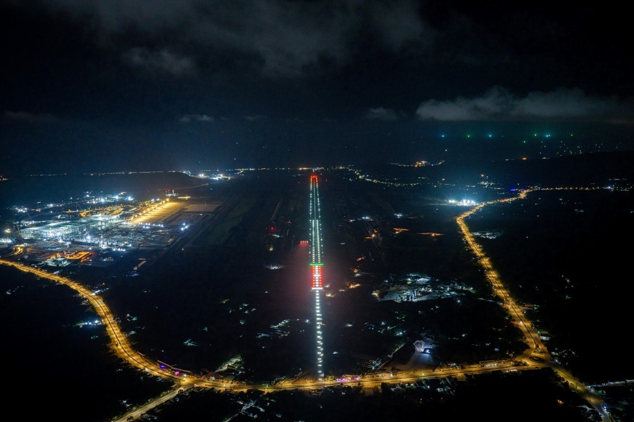 27-1785135423-can-canh-duong-bang-moi-san-bay-phu-quoc-khi-dai-anh-sang-dai-33-km-thanh-hinh