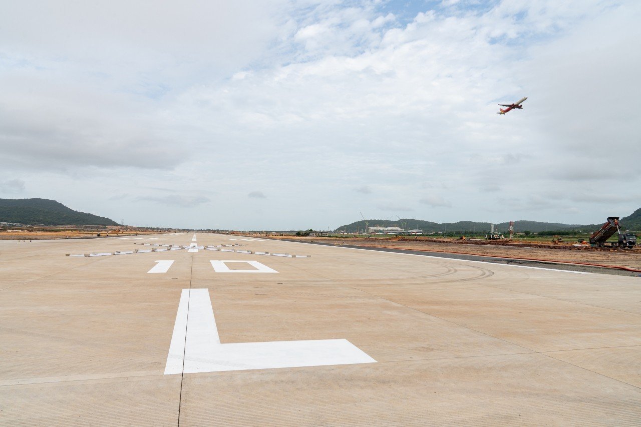 27-1785135439-can-canh-duong-bang-moi-san-bay-phu-quoc-khi-dai-anh-sang-dai-33-km-thanh-hinh