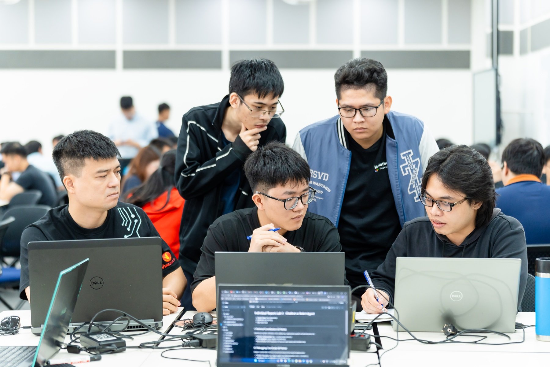28-1785207405-vingroup-tang-toc-dao-tao-20000-nhan-tai-ai-thuc-chien