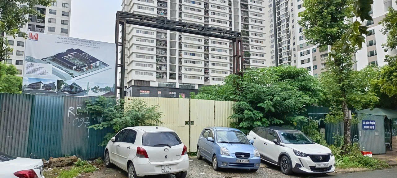 30-1785396511-du-an-cua-hancorp-truong-mam-non-dap-chieu-bai-rua-xe-hoat-dong-trong-cong-truong-truong-hoc