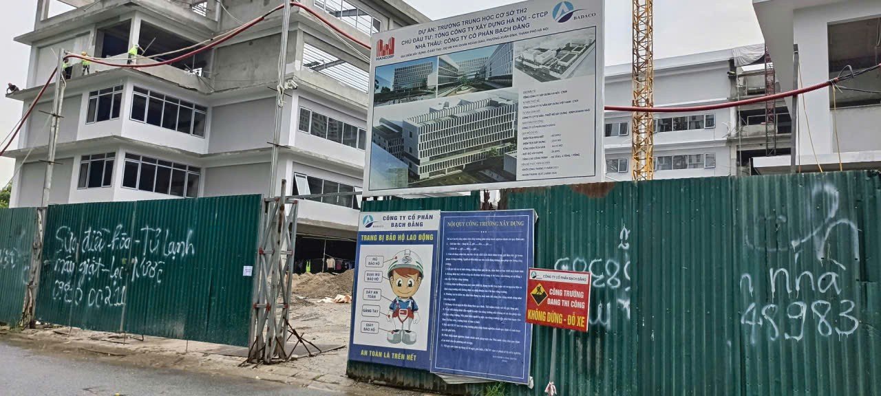 30-1785396878-du-an-cua-hancorp-truong-mam-non-dap-chieu-bai-rua-xe-hoat-dong-trong-cong-truong-truong-hoc