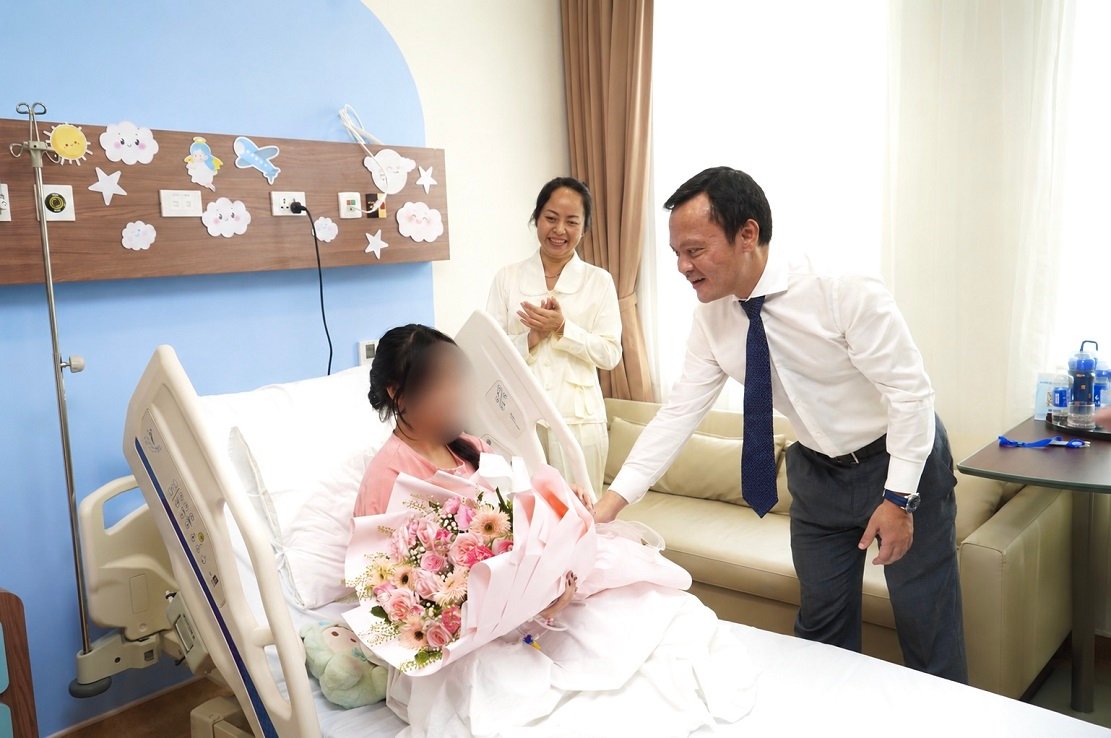 03-1785755444-lan-dau-tien-tai-viet-nam-vinmec-phau-thuat-xuyen-viet-hai-chieu-bang-robot-cach-xa-1700-km