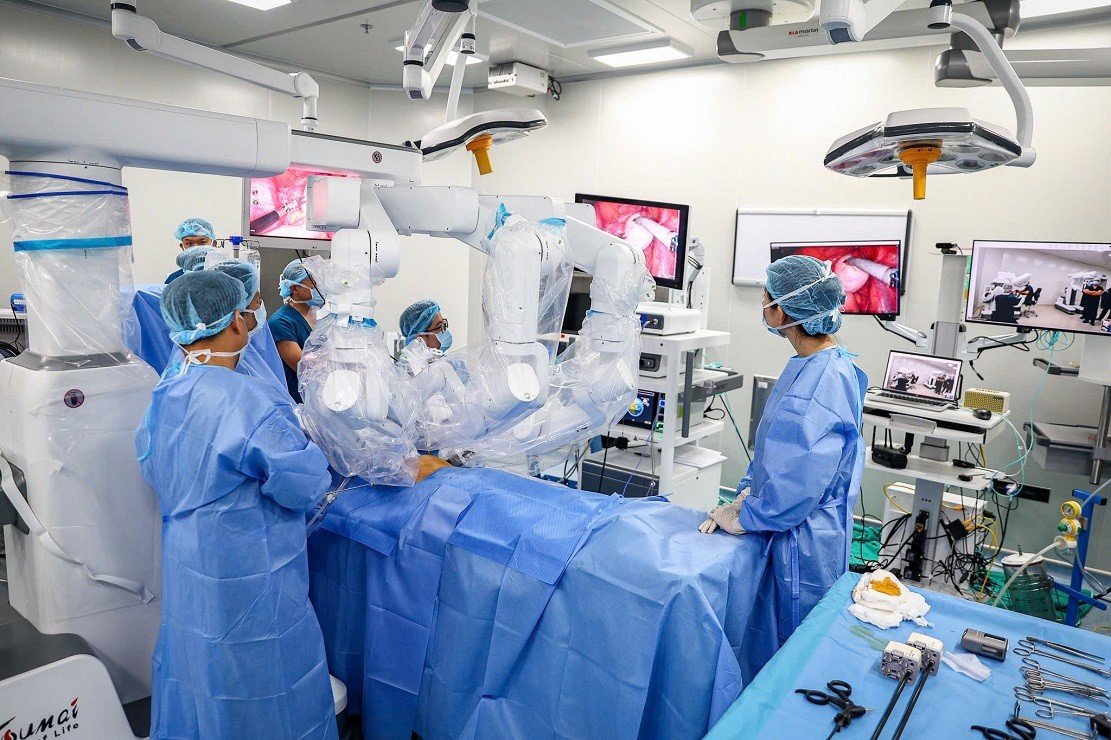 03-1785755546-lan-dau-tien-tai-viet-nam-vinmec-phau-thuat-xuyen-viet-hai-chieu-bang-robot-cach-xa-1700-km