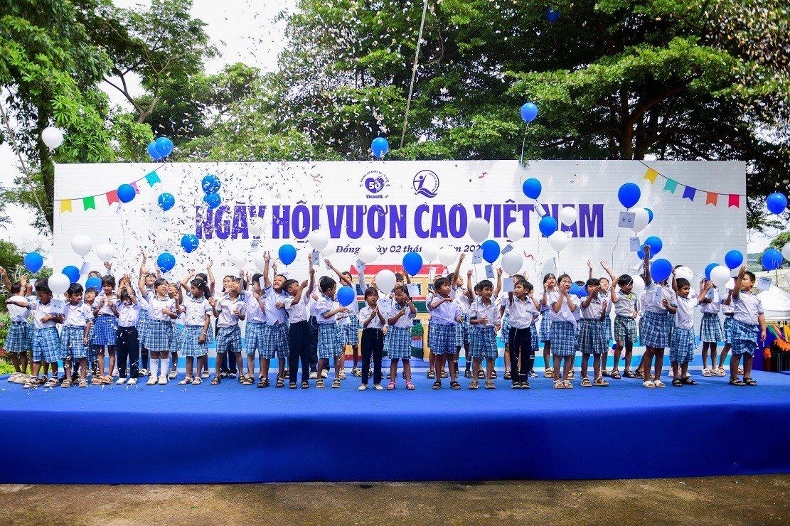 04-1785831501-50-nam-vinamilk-ben-bi-cham-soc-nen-tang-cho-the-he-viet-nam-tuong-lai