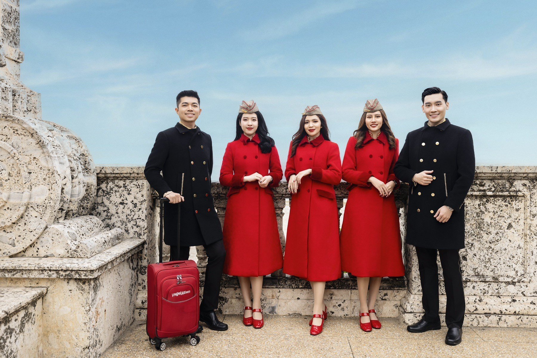 12-1786503536-tu-sac-do-tren-bau-troi-den-hang-bay-duoc-yeu-thich-vietjet-ghi-dau-an-toan-cau