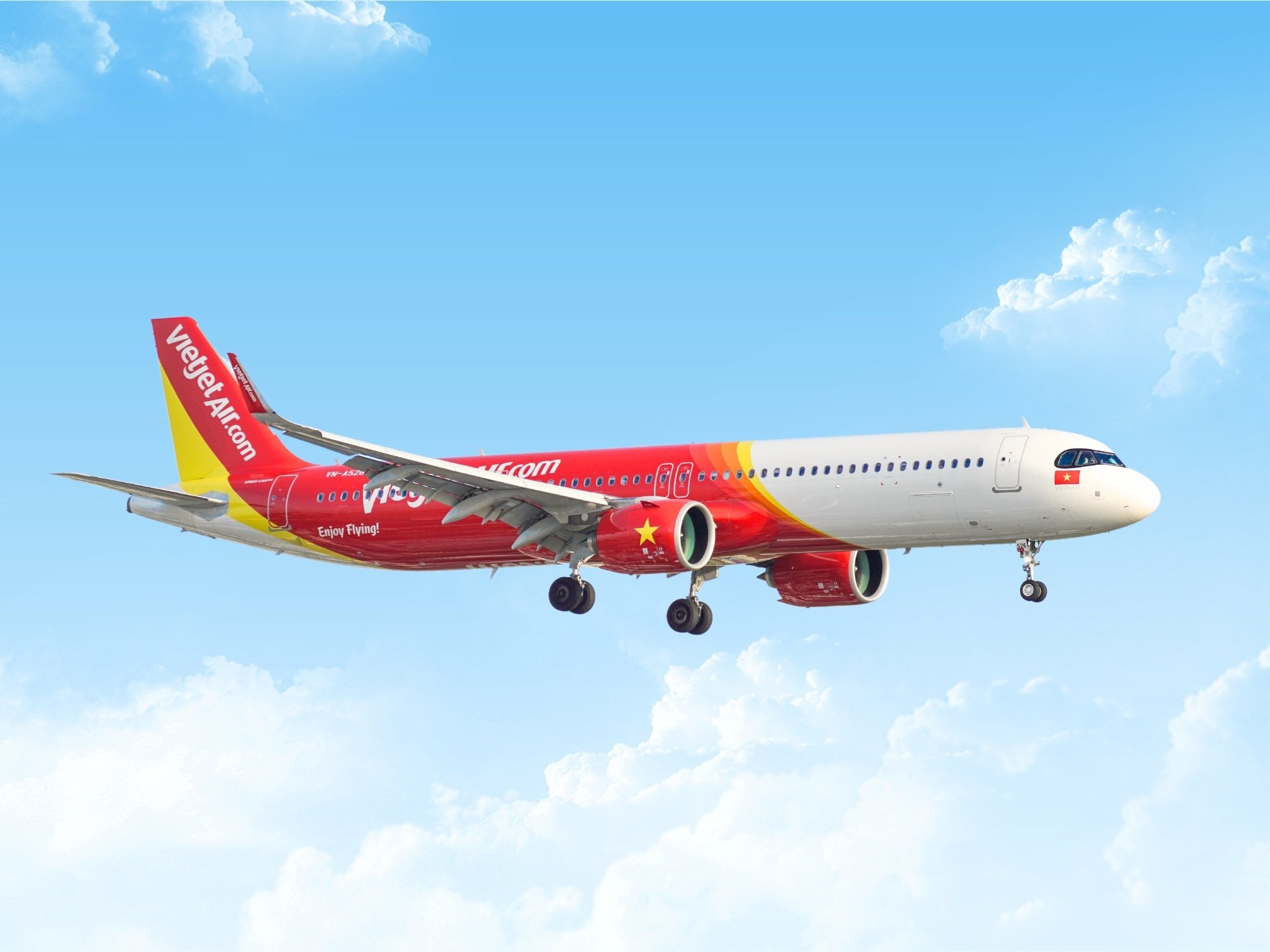 12-1786503552-tu-sac-do-tren-bau-troi-den-hang-bay-duoc-yeu-thich-vietjet-ghi-dau-an-toan-cau