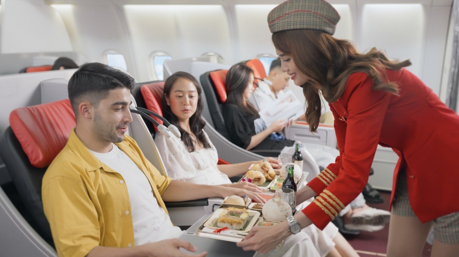 12-1786503587-tu-sac-do-tren-bau-troi-den-hang-bay-duoc-yeu-thich-vietjet-ghi-dau-an-toan-cau