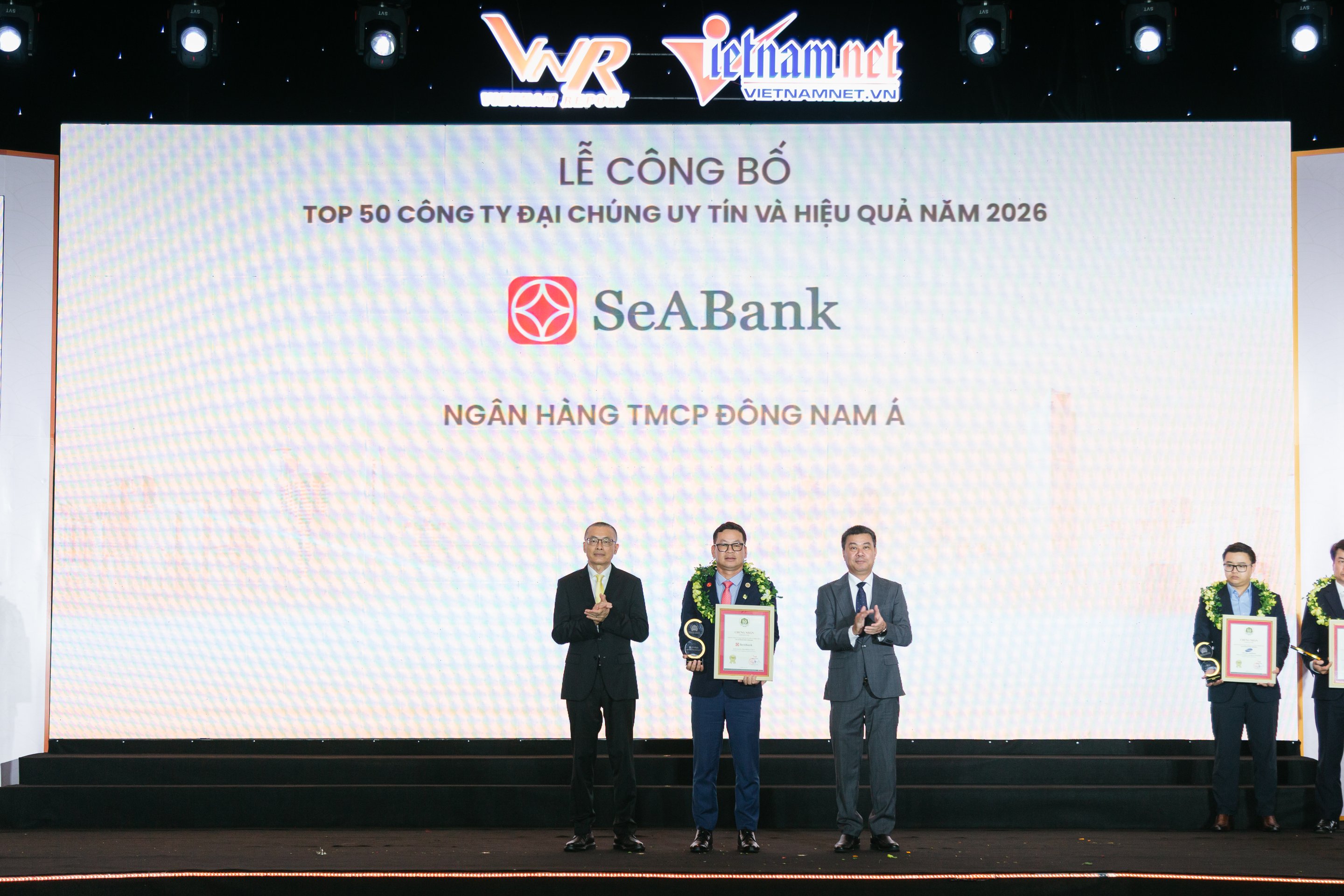 12-1786528076-seabank-duoc-vinh-danh-trong-2-bang-xep-hang-uy-tin-nho-nang-luc-tai-chinh-va-quan-tri-vung-manh