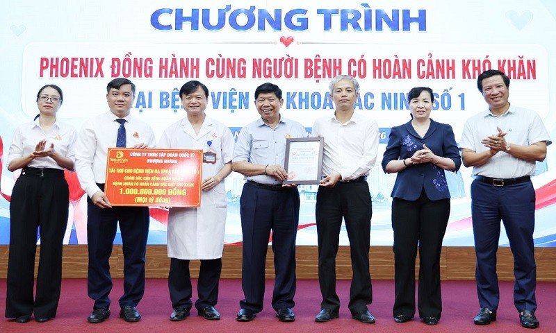 14-1786694744-tap-doan-quoc-te-phuong-hoang-trao-1-ty-dong-ho-tro-benh-nhan-ngheo-tai-bac-ninh