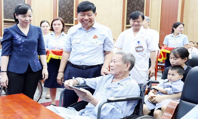 14-1786694749-tap-doan-quoc-te-phuong-hoang-trao-1-ty-dong-ho-tro-benh-nhan-ngheo-tai-bac-ninh