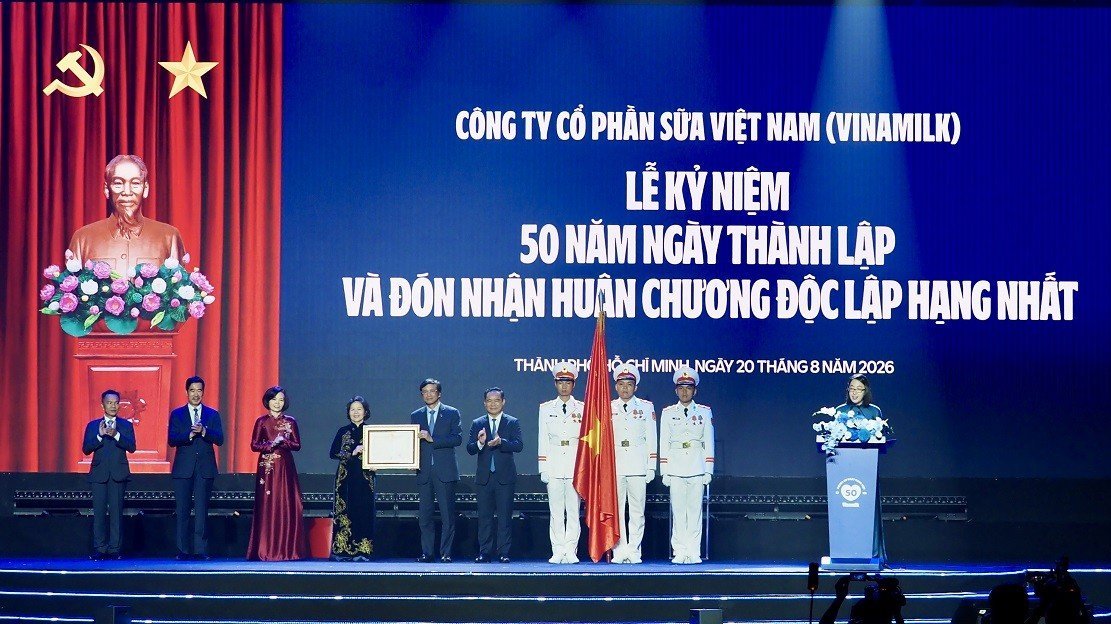 21-1787313619-vinamilk-don-nhan-huan-chuong-doc-lap-hang-nhat-tai-dau-moc-50-nam