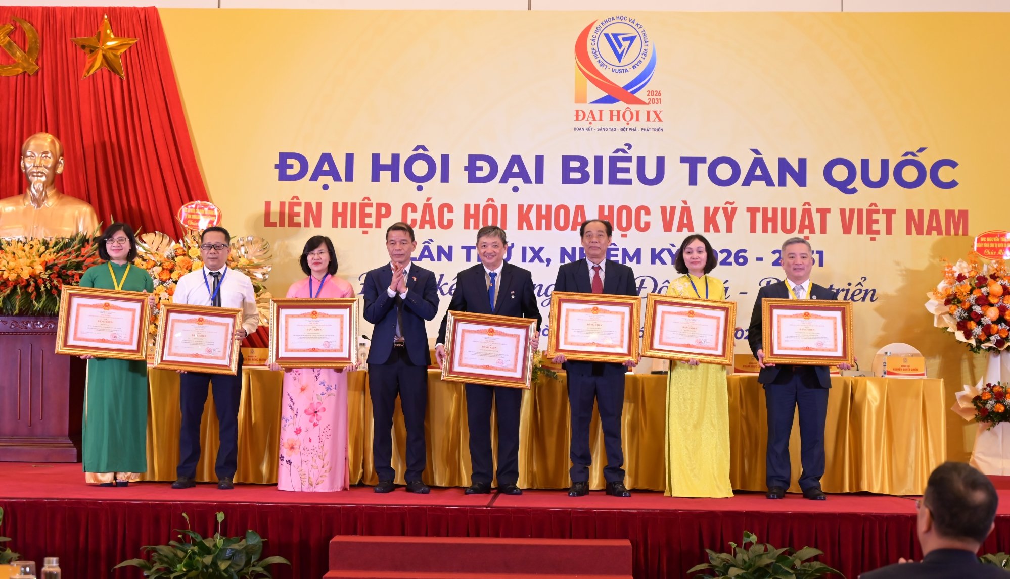 27-1787842342-tong-hoi-xay-dung-viet-nam-nhan-bang-khen-cua-thu-tuong-chinh-phu-va-co-thi-dua-xuat-sac-tai-dai-hoi-ix-lien-hiep-hoi-viet-nam