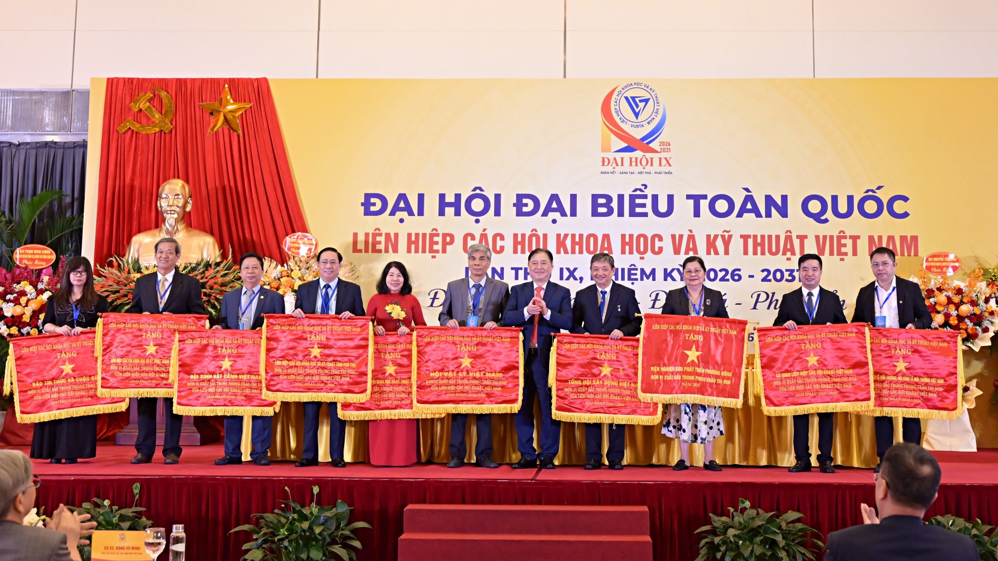 27-1787842555-tong-hoi-xay-dung-viet-nam-nhan-bang-khen-cua-thu-tuong-chinh-phu-va-co-thi-dua-xuat-sac-tai-dai-hoi-ix-lien-hiep-hoi-viet-nam