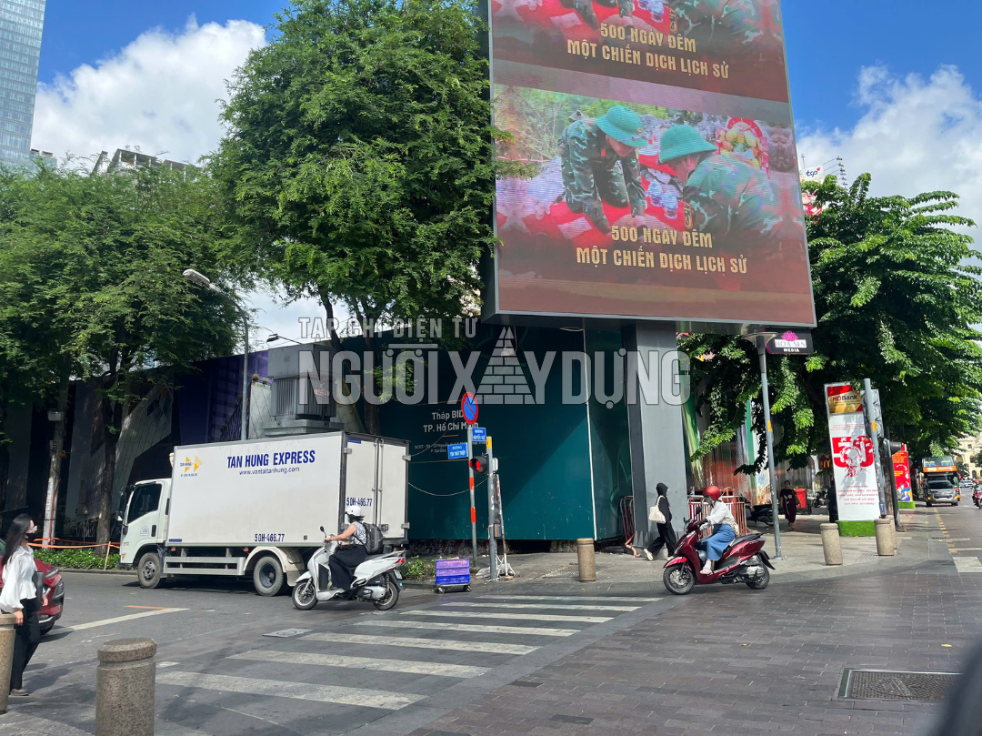 07-1788754863-lang-phi-dat-dai-nhin-tu-viec-toa-thap-bidv-o-pho-di-bo-nguyen-hue-treo-gan-2-thap-ky