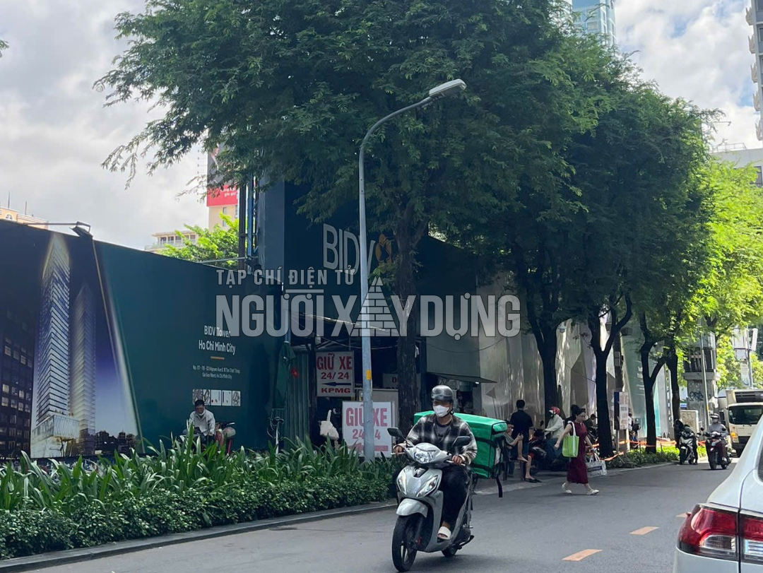07-1788754863-lang-phi-dat-dai-nhin-tu-viec-toa-thap-bidv-o-pho-di-bo-nguyen-hue-treo-gan-2-thap-ky
