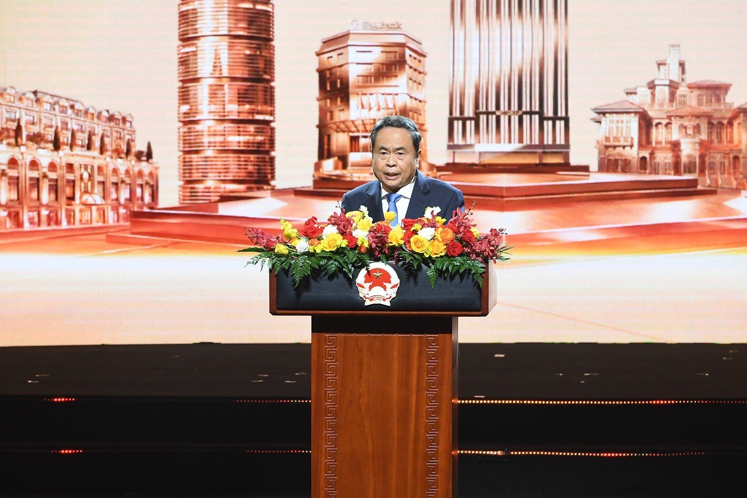 12-1789224824-doanh-nhan-nguyen-thi-nga-nhan-danh-hieu-anh-hung-lao-dong-thoi-ky-doi-moi