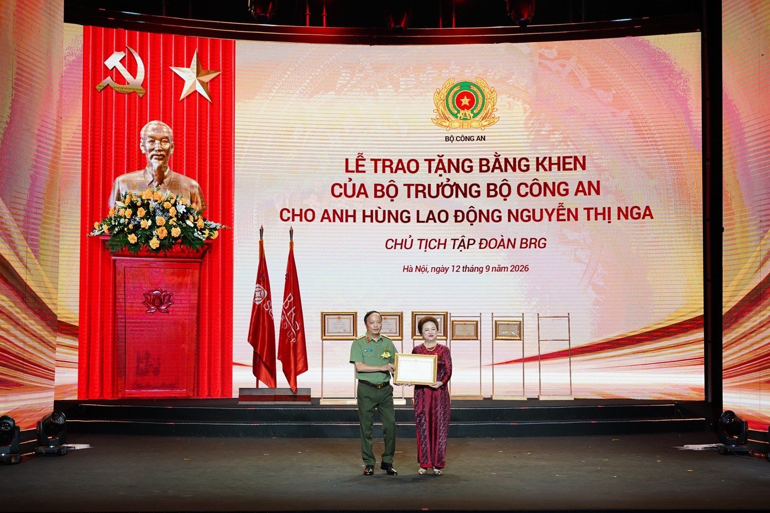 12-1789225081-doanh-nhan-nguyen-thi-nga-nhan-danh-hieu-anh-hung-lao-dong-thoi-ky-doi-moi