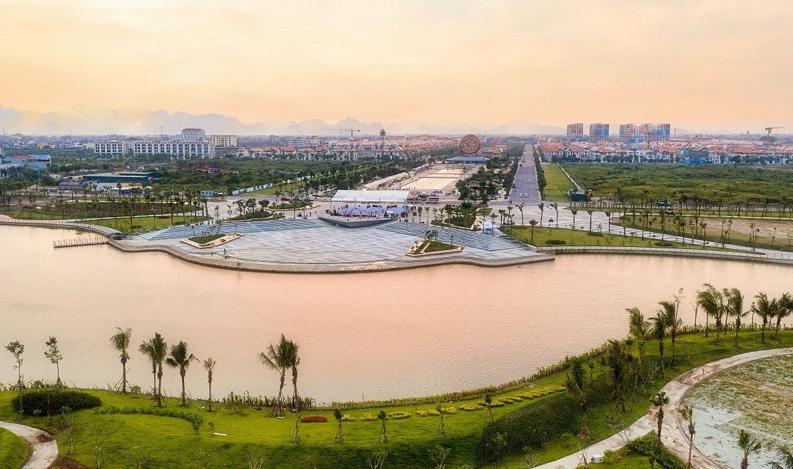 14-1789386338-hang-tram-cu-dan-du-khach-trai-nghiem-cong-vien-van-hoa-hon-36ha-tai-sun-urban-city