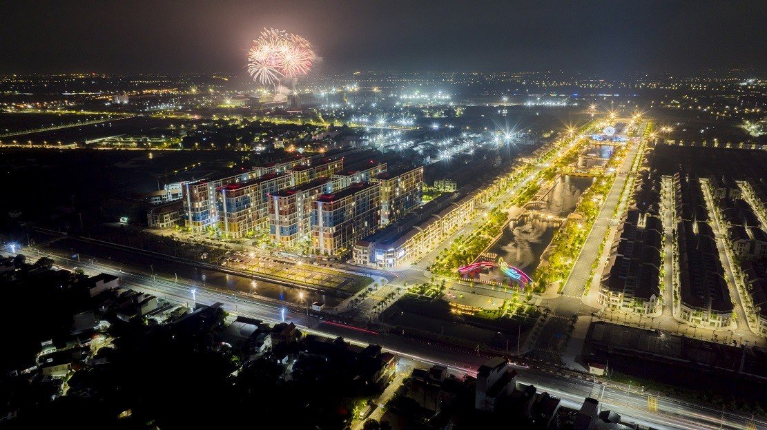 14-1789386431-hang-tram-cu-dan-du-khach-trai-nghiem-cong-vien-van-hoa-hon-36ha-tai-sun-urban-city