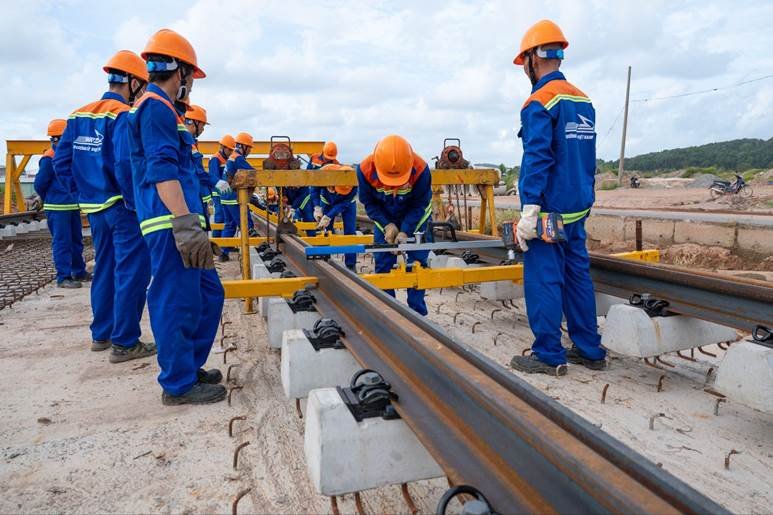 17-1789652092-tuyen-lrt-dau-tien-tai-phu-quoc-dang-cap-tap-lap-dat-2850-thanh-ray