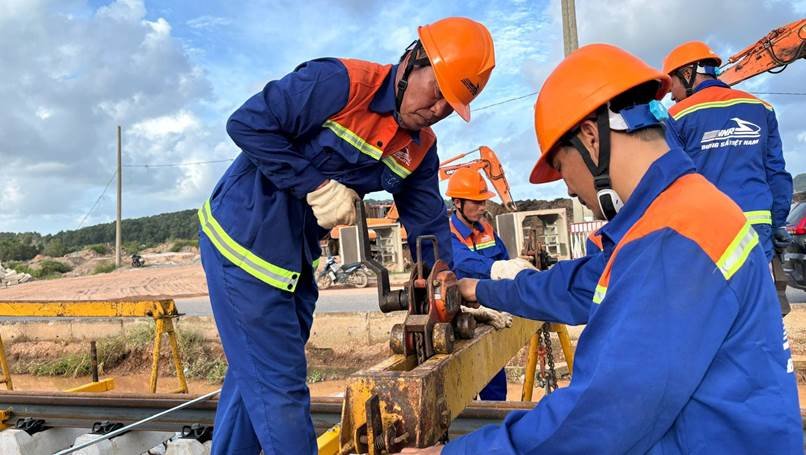 17-1789652114-tuyen-lrt-dau-tien-tai-phu-quoc-dang-cap-tap-lap-dat-2850-thanh-ray