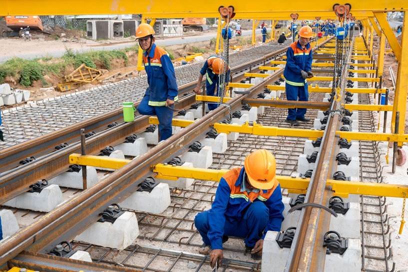 17-1789652130-tuyen-lrt-dau-tien-tai-phu-quoc-dang-cap-tap-lap-dat-2850-thanh-ray