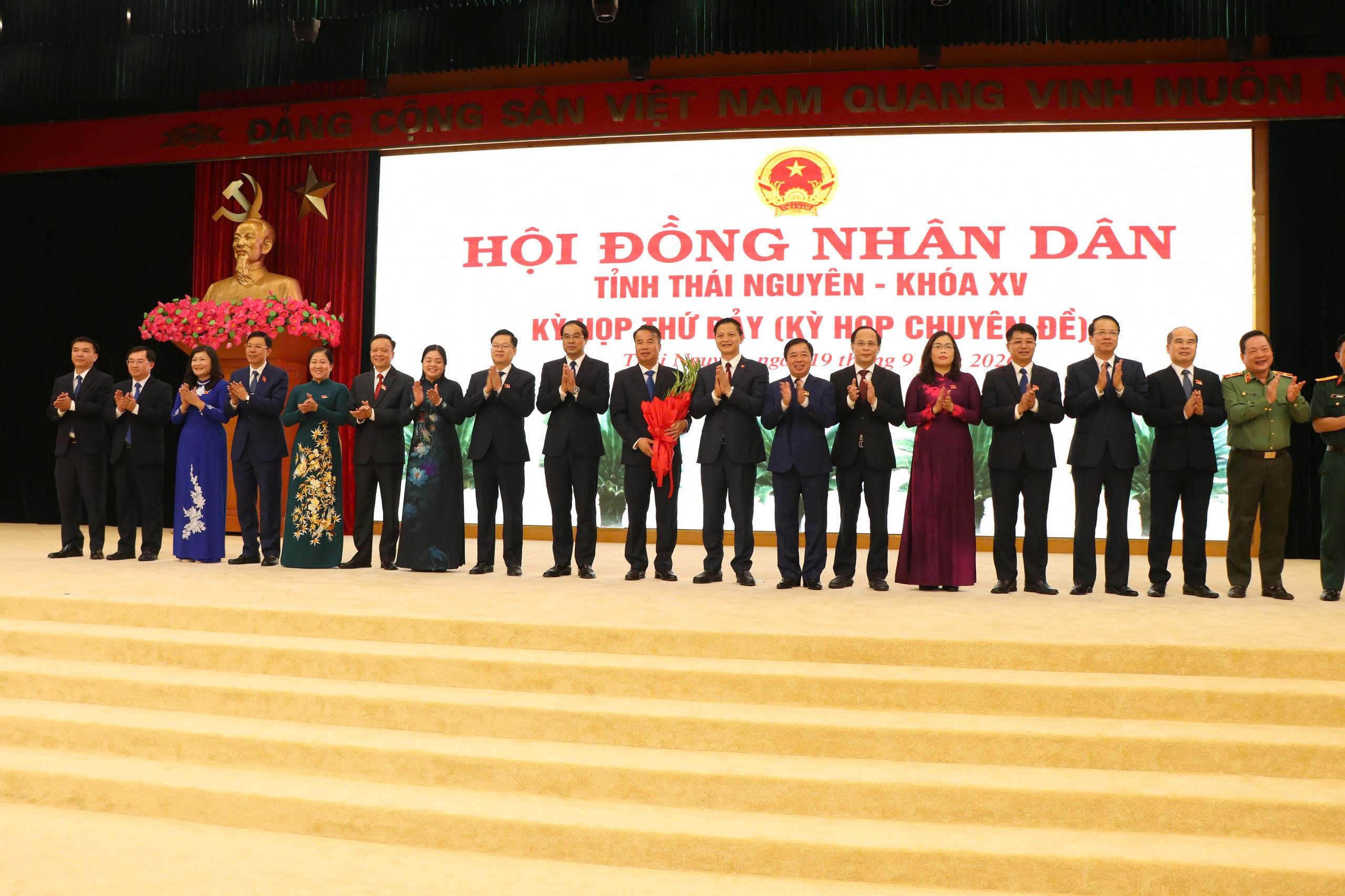 19-1789824517-ong-nguyen-the-manh-duoc-bau-giu-chuc-chu-tich-ubnd-tinh-thai-nguyen