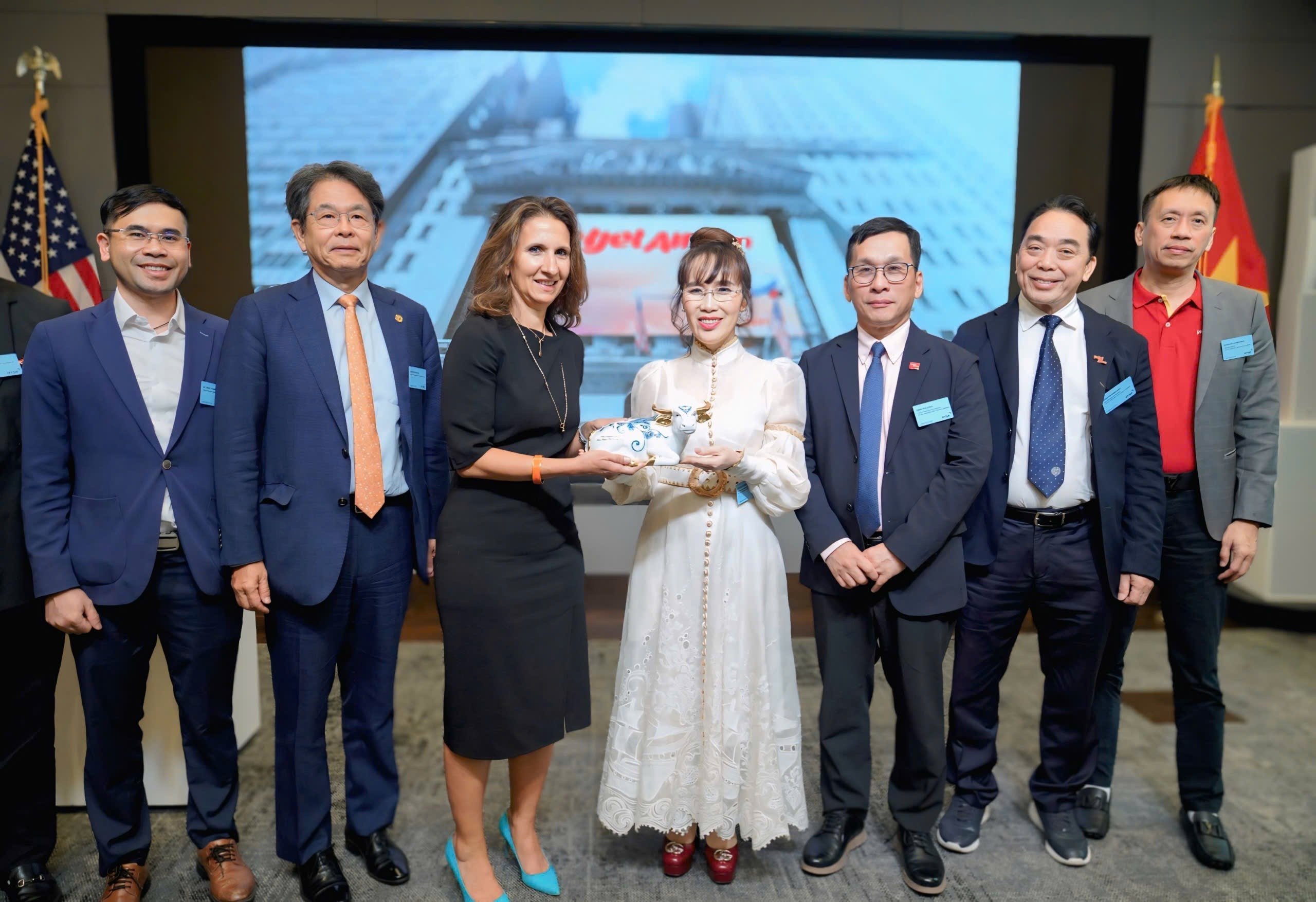 22-1790049072-nu-ty-phu-nguyen-thi-phuong-thao-tham-du-le-rung-chuong-nyse-cua-ngoai-truong-my-marco-rubio-vao-ngay-viet-nam-duoc-nang-hang-thi-truong-219
