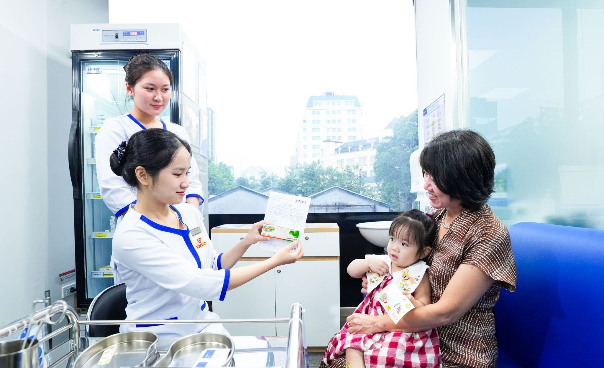 vnvc-tiem-vac-xin-tay-chan-mieng-niem-mong-moi-hang-thap-ky-cua-gioi-nhi-khoa-thanh-hien-thuc