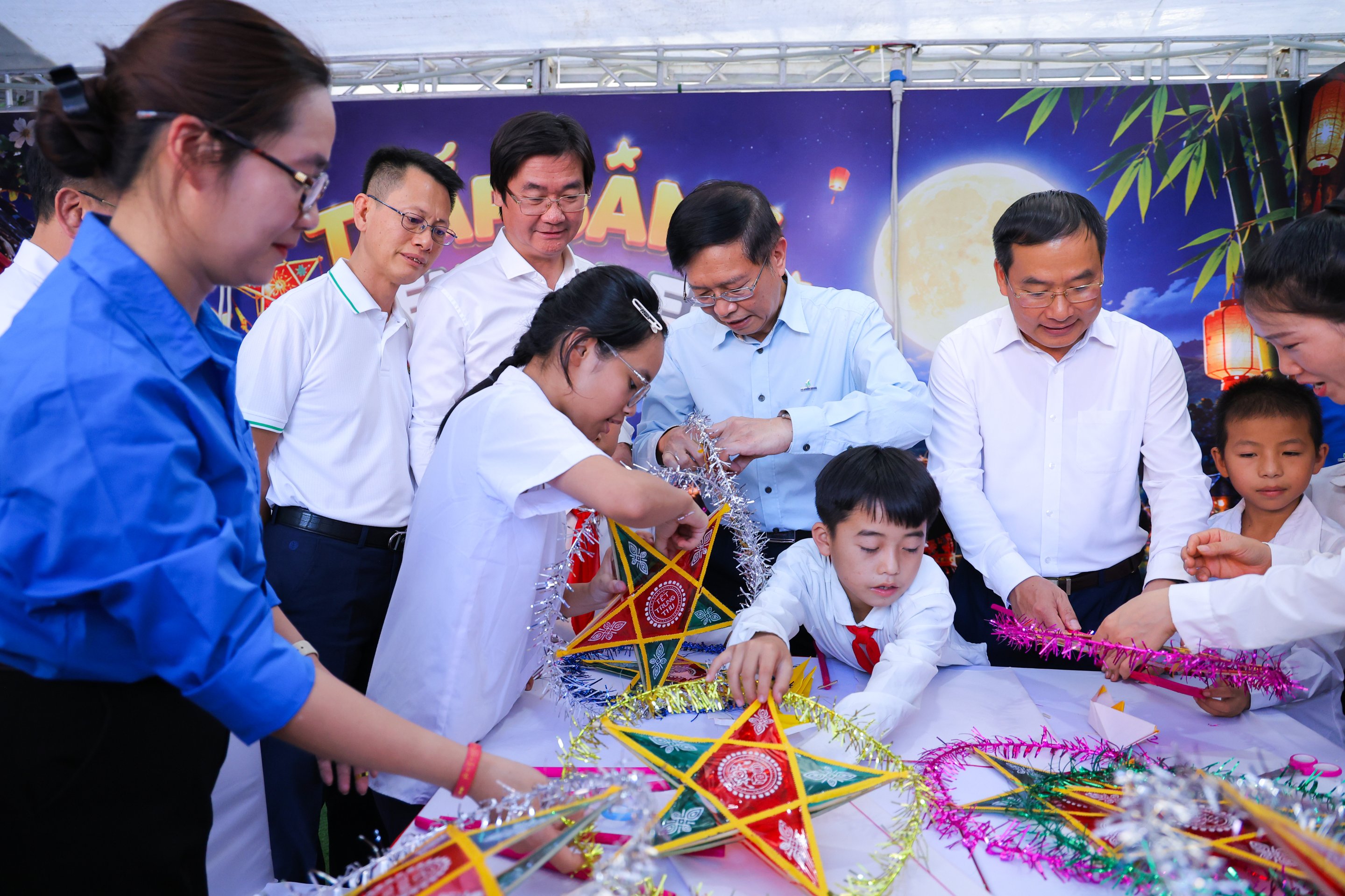 26-1790390412-trung-thu-dau-tien-duoi-mai-truong-petrovietnam-thap-sang-niem-tin-noi-bien-cuong