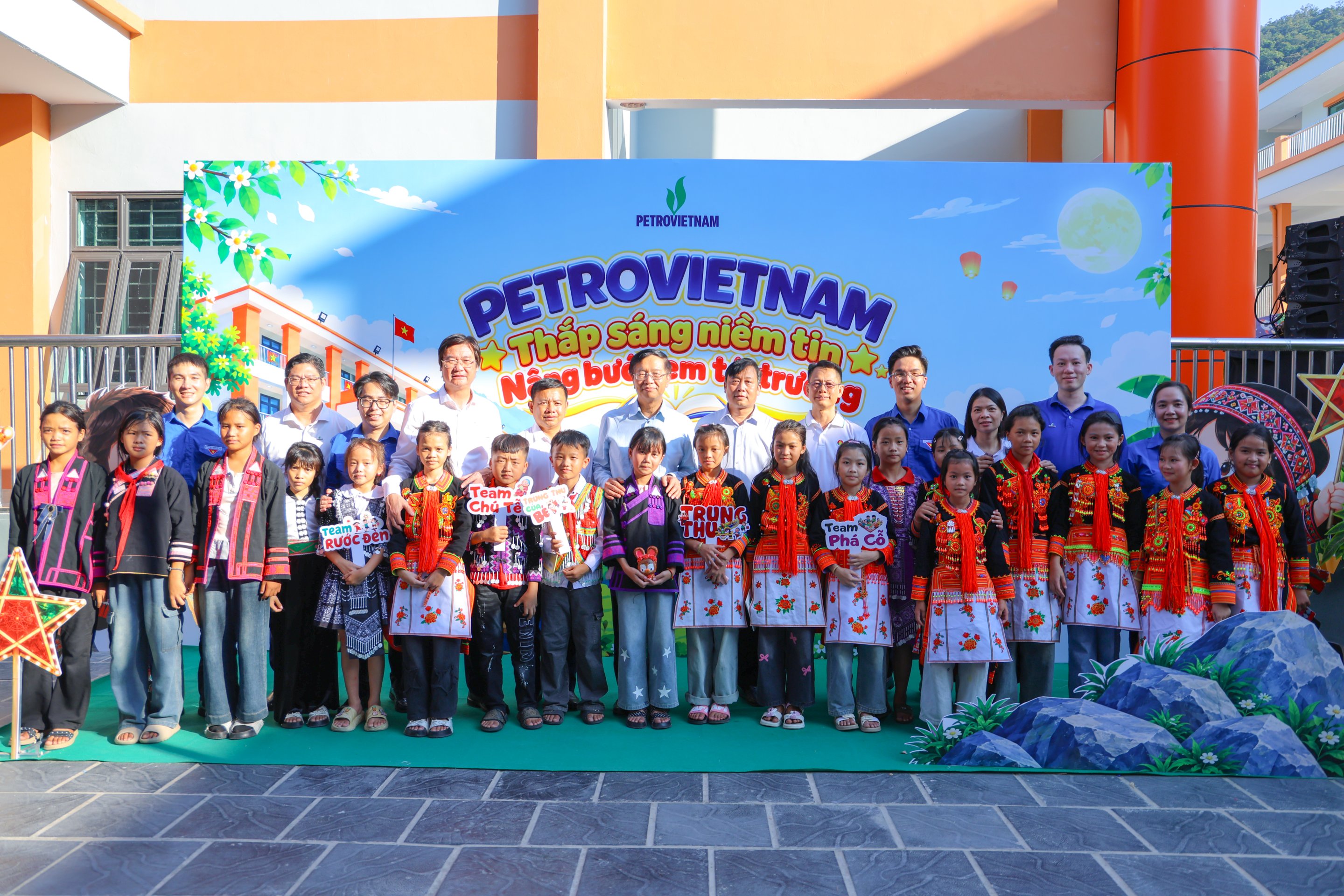 26-1790390429-trung-thu-dau-tien-duoi-mai-truong-petrovietnam-thap-sang-niem-tin-noi-bien-cuong