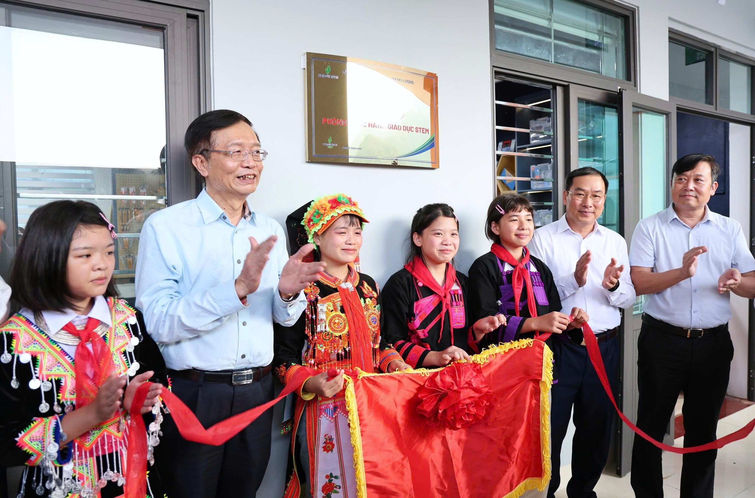 26-1790390471-trung-thu-dau-tien-duoi-mai-truong-petrovietnam-thap-sang-niem-tin-noi-bien-cuong
