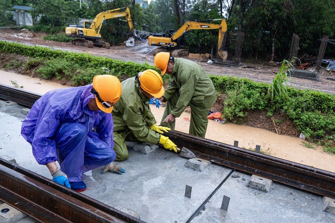 29-1790657304-cong-nhan-doi-mua-lap-tung-met-ray-phu-quoc-tang-toc-dua-tuyen-tau-dien-nhe-lrt-dau-tien-ve-dich-truoc-them-apec-2027