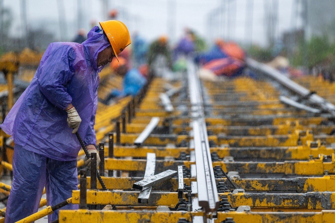 29-1790657332-cong-nhan-doi-mua-lap-tung-met-ray-phu-quoc-tang-toc-dua-tuyen-tau-dien-nhe-lrt-dau-tien-ve-dich-truoc-them-apec-2027