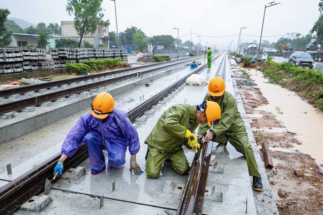 29-1790657459-cong-nhan-doi-mua-lap-tung-met-ray-phu-quoc-tang-toc-dua-tuyen-tau-dien-nhe-lrt-dau-tien-ve-dich-truoc-them-apec-2027