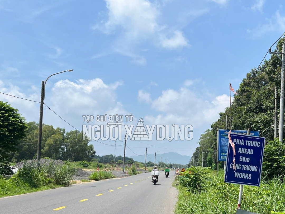 02-1790924981-vang-bong-cong-nhan-may-moc-tren-cong-truong-xay-dung-tan-thuan-hoan-my-nang-luc-ra-sao
